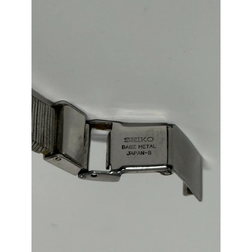 Vtg Seiko Quartz Two Toned Women Watch 2E20-5039 13mm Japan Silver Not Tested